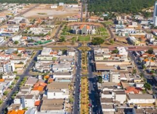 Vista aérea do centro de Sinop com avenidas e prédios