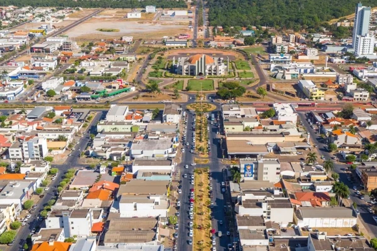 Vista aérea do centro de Sinop com avenidas e prédios